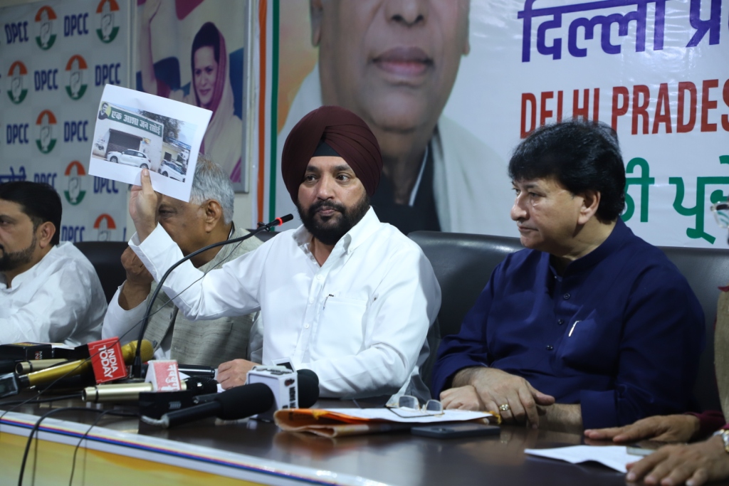 दिल्ली कांग्रेस दिल्ली के भाजपा सांसदों के खिलाफ उनके झूठ, दिल्ली में विकास की अनदेखी और लोगों के कल्याण के लिए एमपीएलएडी फंड से पैसा तक ना लगाना के लिए आरोप पत्र लाएगी। - अरविन्दर सिंह लवली